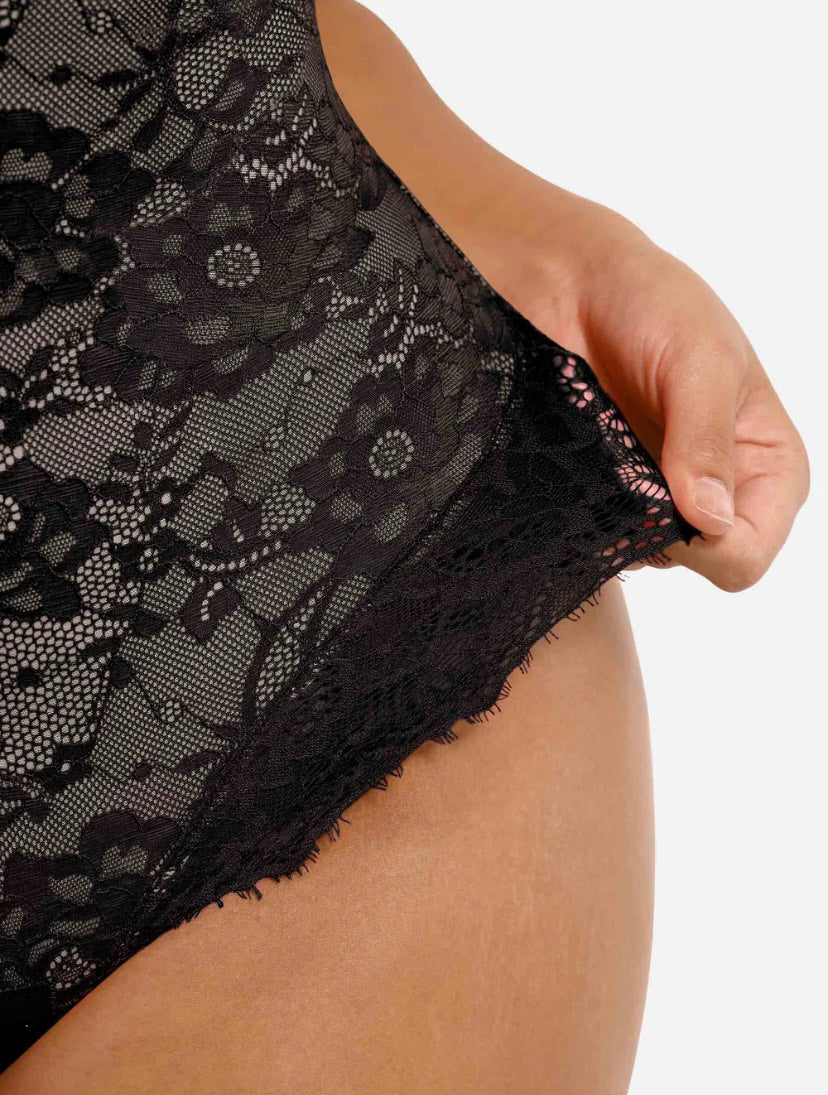 Modelujące koronkowe body