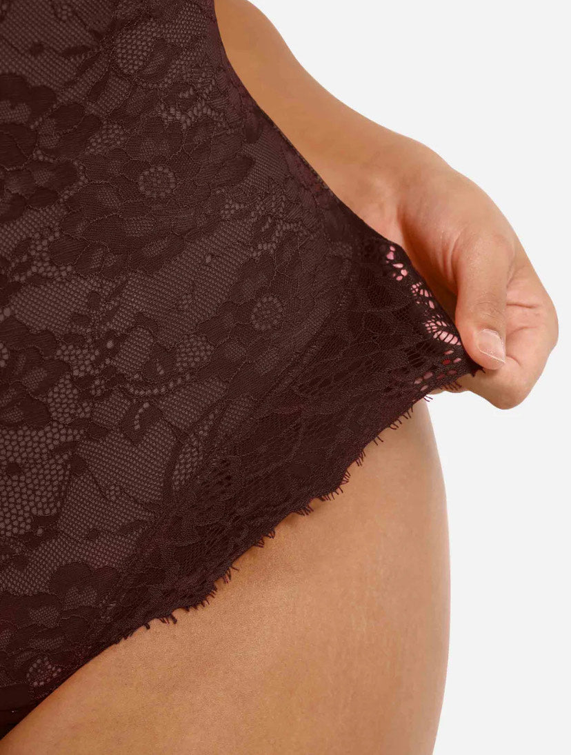 Modelujące koronkowe body